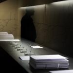 Initialisation Izome le 21 mars à la Galerie Patricia Dorfman, Paris - Virus Informatique Positif Ami présenté dans la vitrine